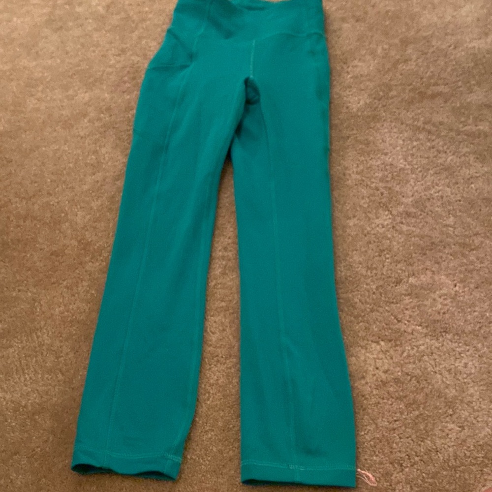 Lululemon leggings size 2 Kelly green “25 inch with pockets.